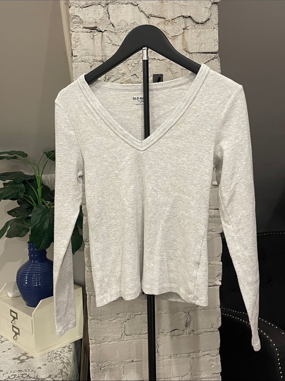Old Navy Light Gray V-Neck Long Sleeve Tee
